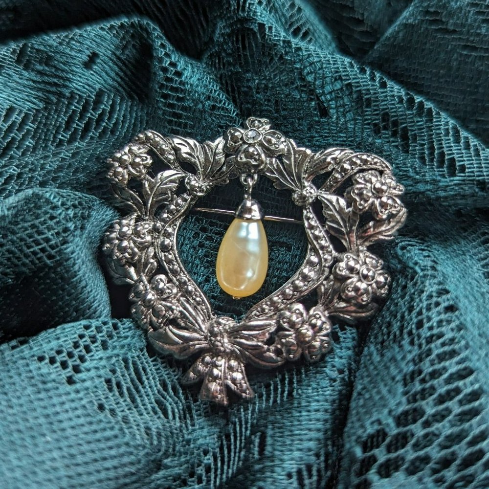 Vintage Victorian Style Silver Tone Brooch With Dangling Pearl‎
